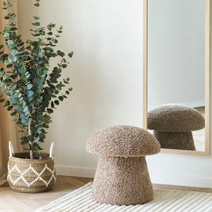 Enna puff i brun fuskepels på hvit bakgrunn