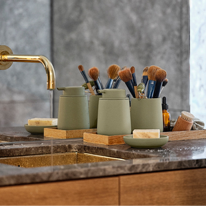 Matcha Green såpedispenser plassert ved servant