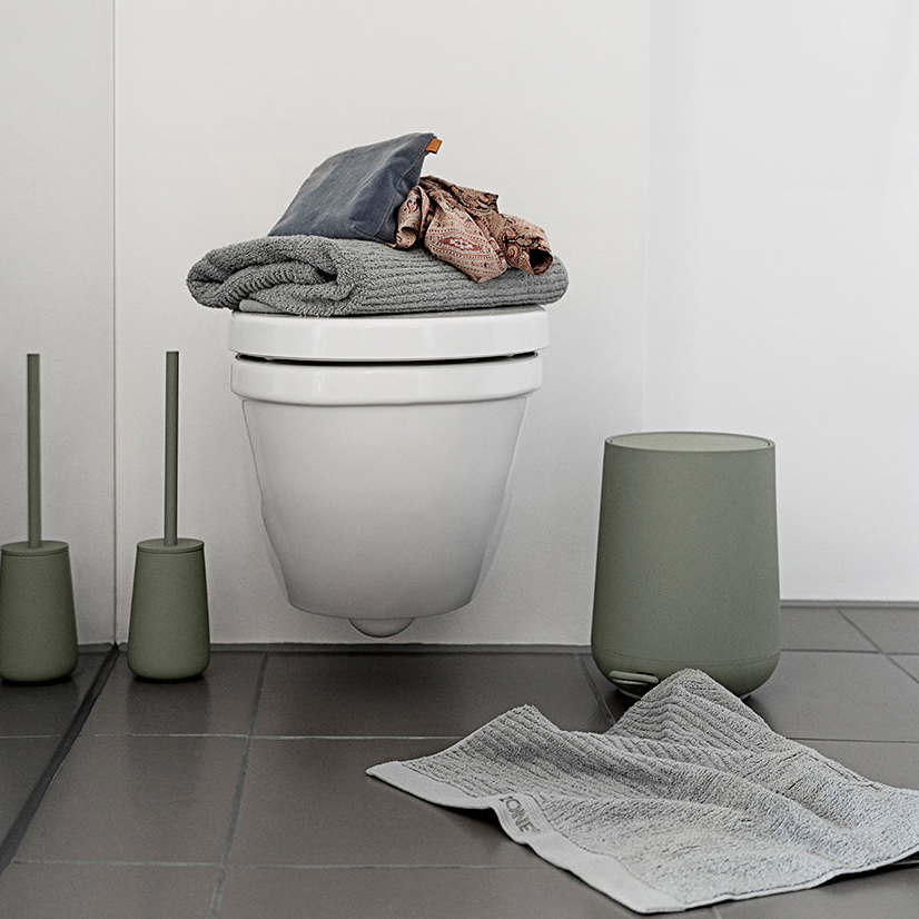 Pedalspann 3L til bad med myke organiske former ved siden av toalettet