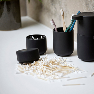 Ume baderomsserie i sort steintøy samlet på servant