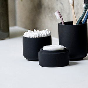 Nærbilde av Ume med q-tips og bomull oppi