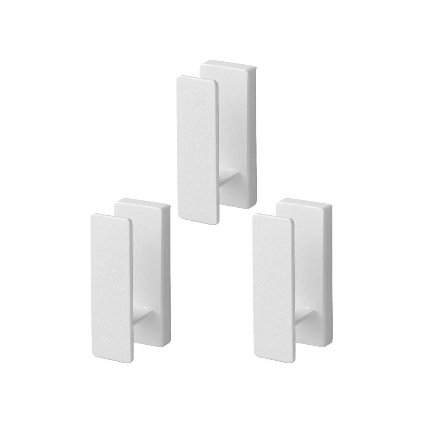 Hvite metallkroker montert på vegg brukt til oppheng av veske og jakke.