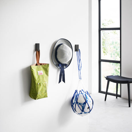 Sorte metallkroker brukt som oppheng til håndkle og klær på bad.