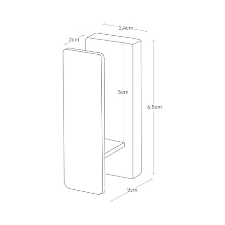 Metallkrok i sort finish brukt som gardinholder i moderne interiør.