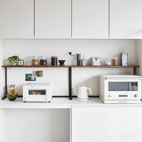 To kjøkkenhyller plassert ved siden av hverandre for ekstra oppbevaring på kjøkkenbenk