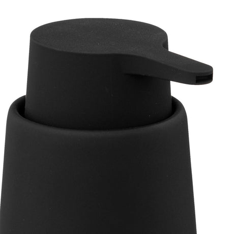 Närbild av svart såpadispenser i sandsten med matt yta och praktisk pump