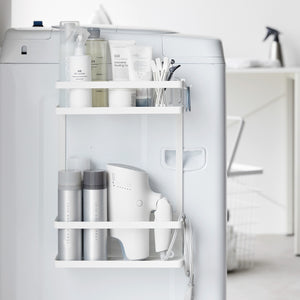 Nærbilde av hvit magnetisk oppbevaringshylle med to hyller.