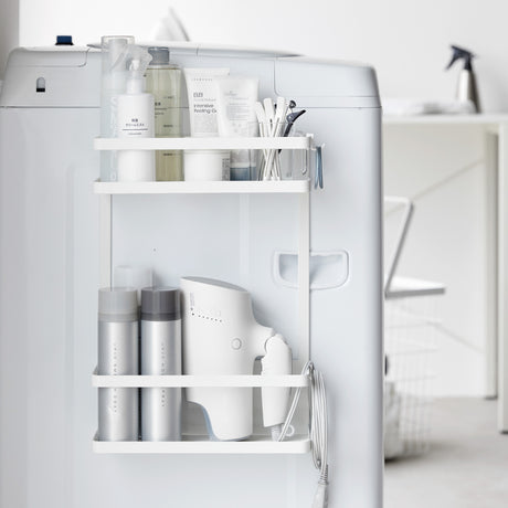 Nærbilde av hvit magnetisk oppbevaringshylle med to hyller.