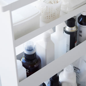 Oppbevaringsvogn med hjul og fire nivåer brukt til rengjøringsprodukter.