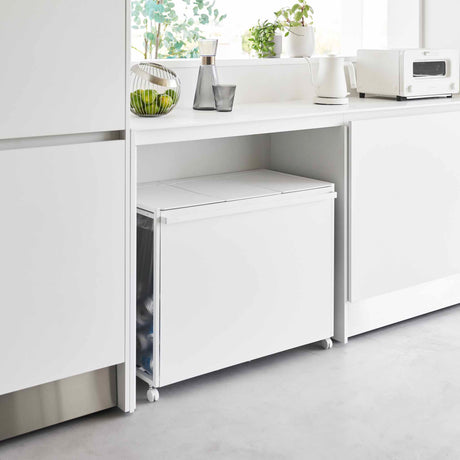 Hvitt kildesorteringsstativ med lokk plassert under kjøkkenbenk for avfallssortering