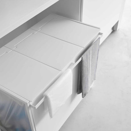 Detaljbilde av lokk på hvitt kildesorteringsstativ