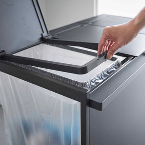 Montering av avfallsposer i kildesorteringsstativ med praktisk posefeste