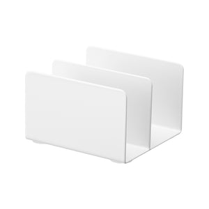 Hvit oppbevaringshylle med treplate for bedre plassutnyttelse.