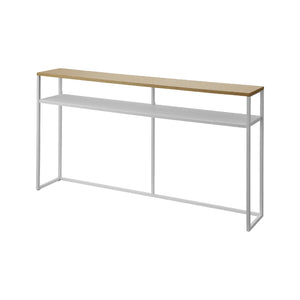 Hvit konsollbord med treplate og hylle i lys stue.