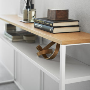 Avlastningsbord i hvitt metall med to plan brukt i gangen.