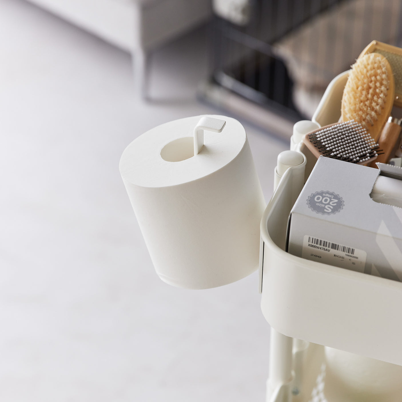 Magnetisk dorullholder brukt til toalettpapir ved vask.