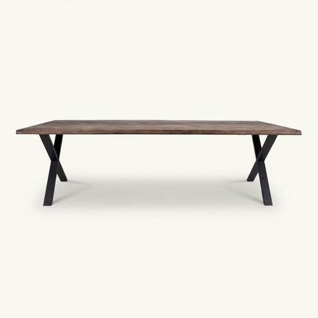 Røget eikebord 300 cm med metalben monteret i et kvadratisk udsnit