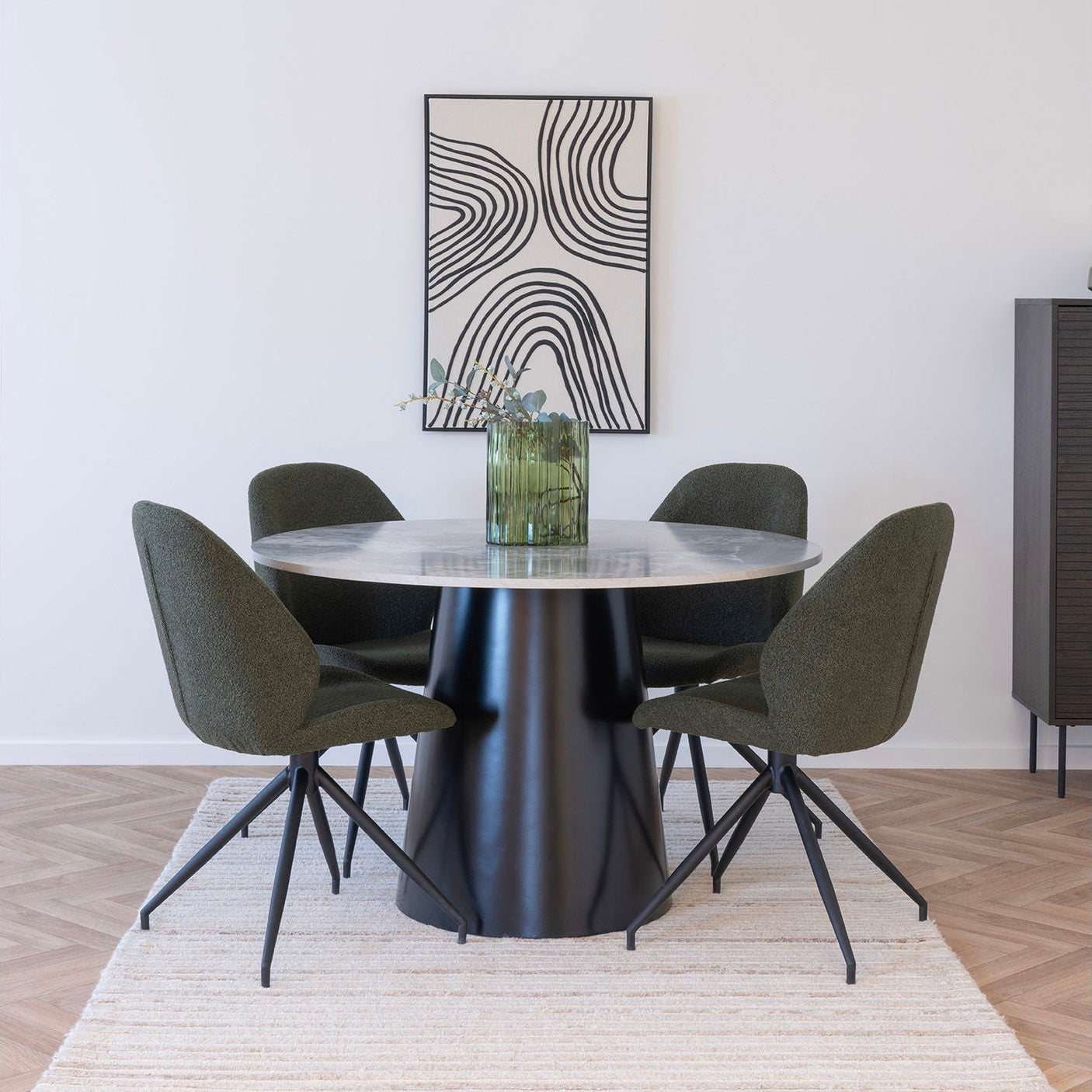 Runt spisebord med grå marmoreffekt och svart understel, 120 cm kvadratiskt bild
