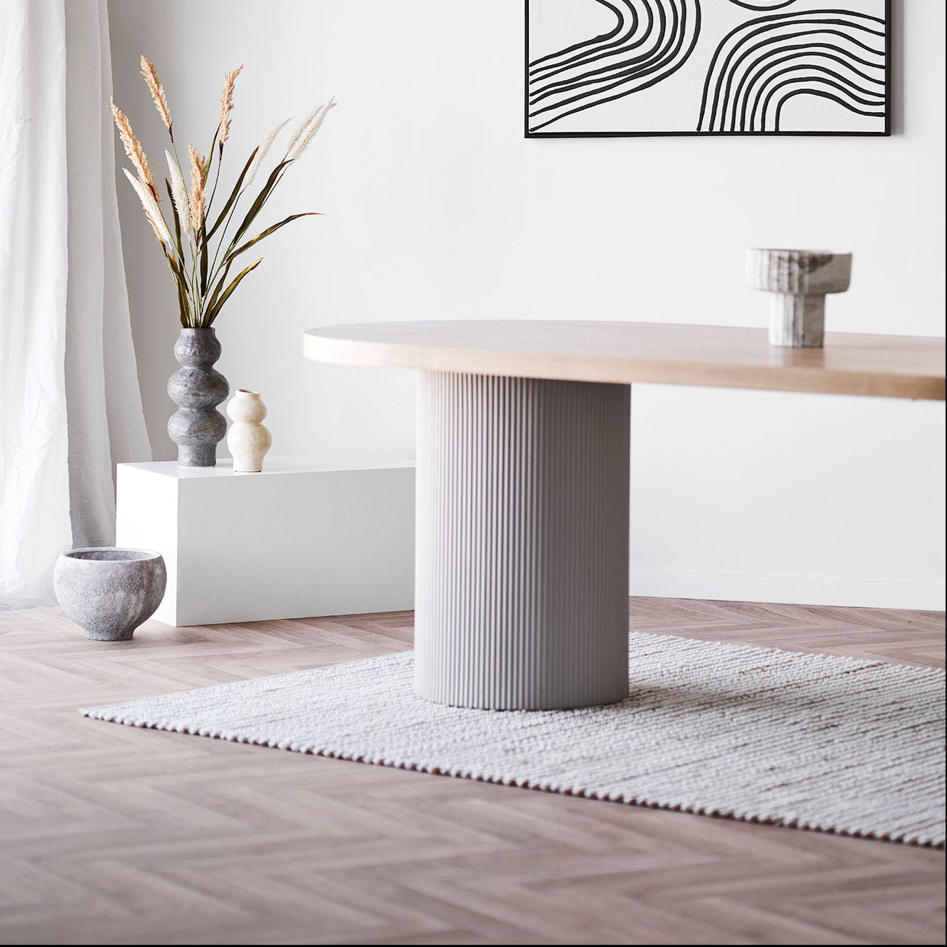 Ljus ätbord i oval form med riflade pelare – kvadratiskt produktfoto
