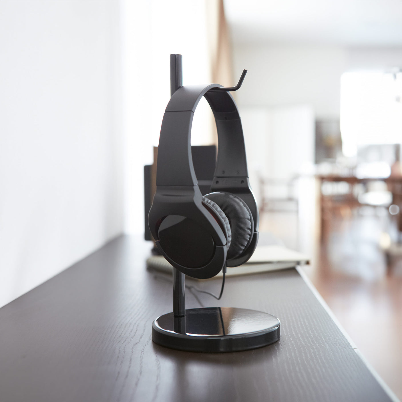 Sort hodetelefonstativ med moderne design på skrivebord.