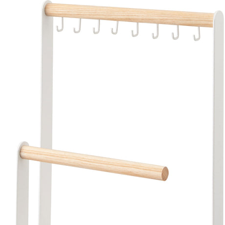 Smykkestativ til oppbevaring av tilbehør, plassert i et interiørmiljø.