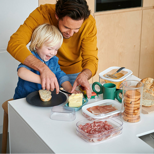 Oppbevaringsbokser stablet i kjøkkenskap