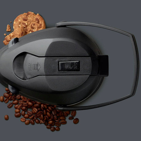 Låsemekanismen på pumpelåsen set fra oven mod grå baggrund