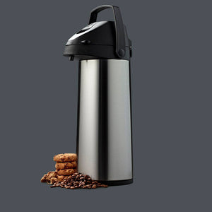Pumpekanne serveret med kaffebønner og kiks mod mørk baggrund