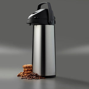 Pumpekanne i mat stål i et stemningsbillede med kaffebønner og kiks