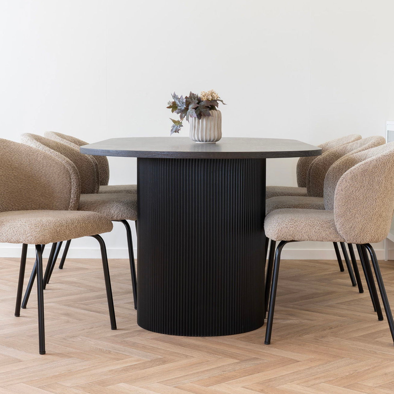 "Detaljert kvadratisk bilde av mørk brun bordplate og sorte søyleben"
