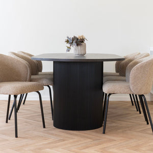 "Detaljert kvadratisk bilde av mørk brun bordplate og sorte søyleben"
