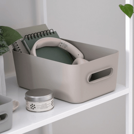 Beige SmartStore Comfort oppbevaringskurv med notatbøker og hodetelefoner på hylle