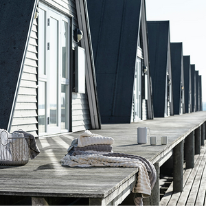 Badehåndkle fra Zone Denmark i soft grey med struktur