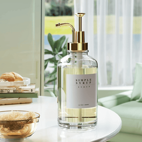 Glassdispensere med gullfarget pumpe brukt på frokostbord