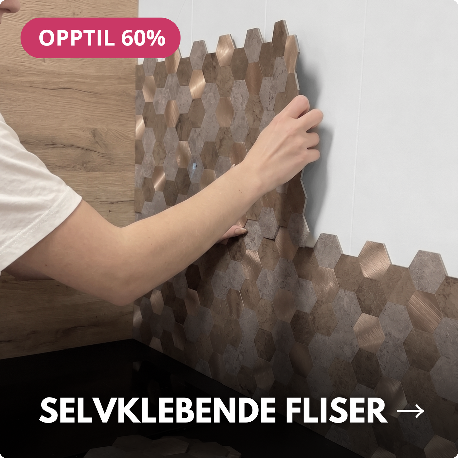 Person monterer selvklebende sekskantede fliser på kjøkkenvegg for enkel oppgradering av interiøret.