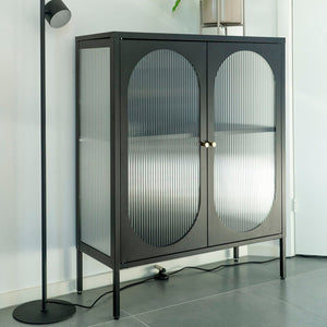 Adelaide Display Cabinet vitrineskap i sort metall med riflede glassdører og hyller – moderne skap til stue, kjøkken eller spisestue.