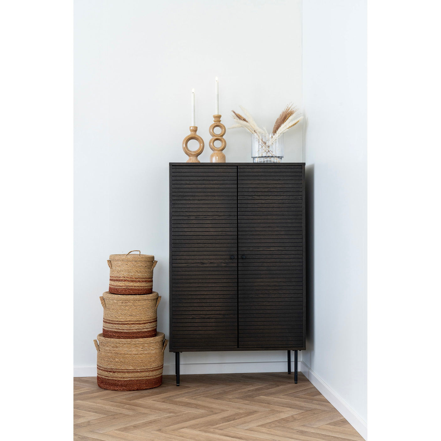 Kyoto Highboard høyskap i røkt eikefiner med spilefront og svarte metallben – moderne oppbevaringsmøbel med to dører og hyller.