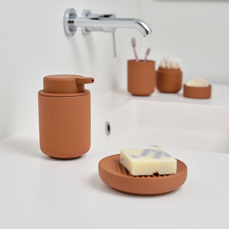Såpedispenser Ume Terracotta kombinert med baderomstilbehør