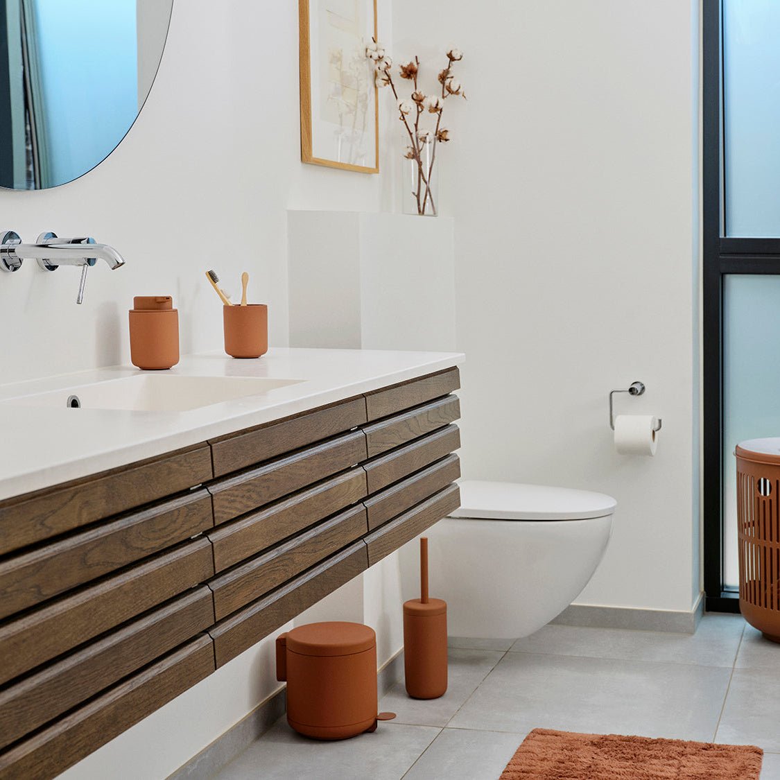 Gulvstående toalettbørste med minimalistisk design