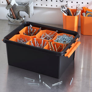 Oppbevaringsboks med organiseringsinnsats for skruer og smådeler på arbeidsbenk