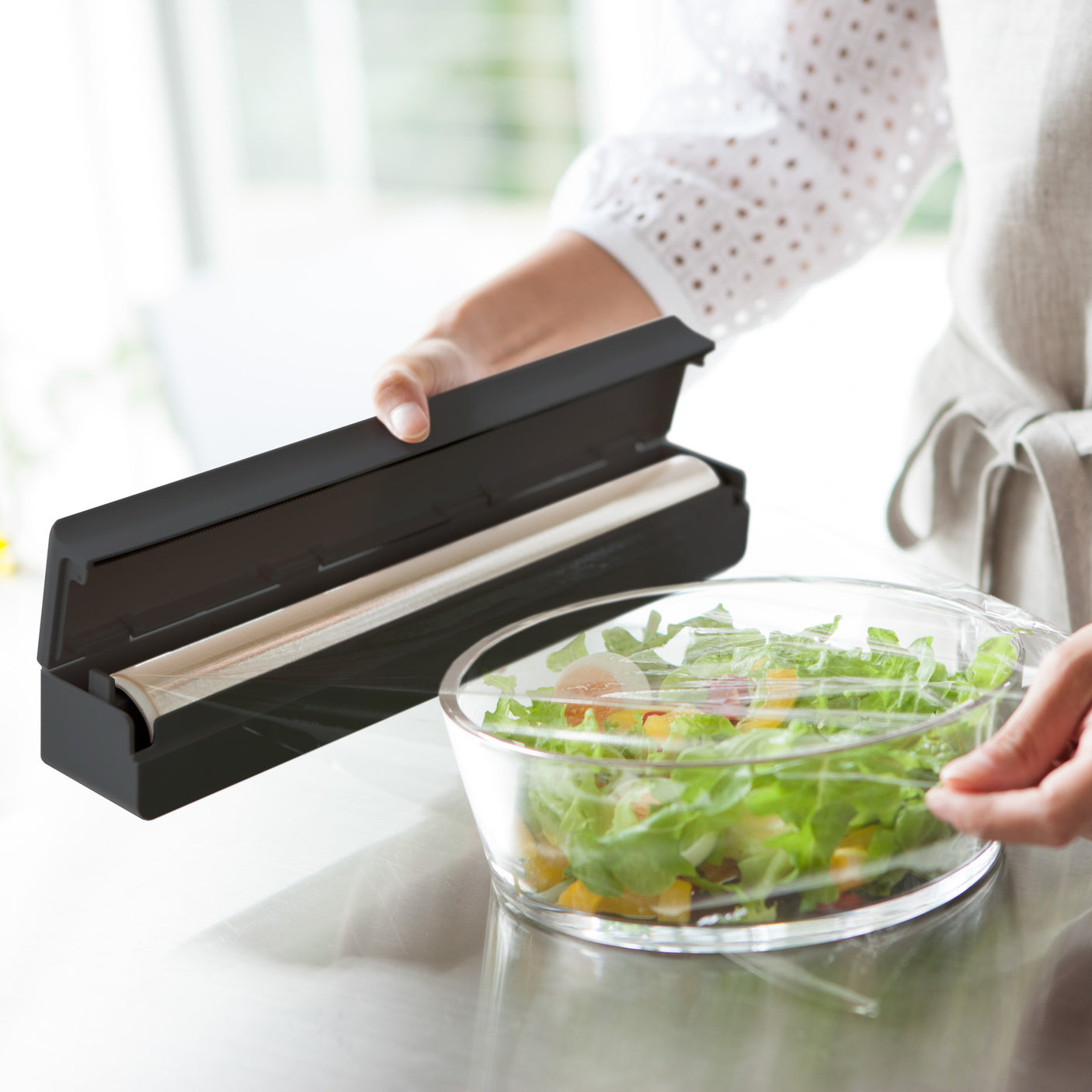 Detaljbilde av sort folieholder med aluminiumsfolie.