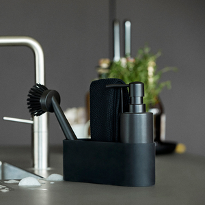 Singles oppvasksett fra Zone Denmark plassert ved kjøkkenvask i moderne kjøkken