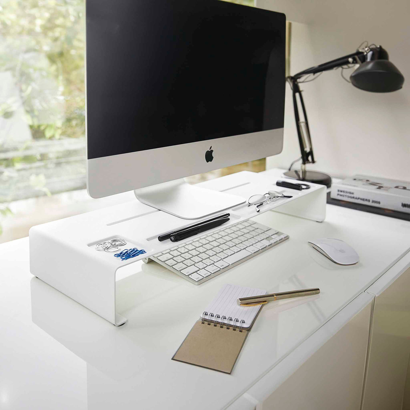 Minimalistisk skjermstativ i stål til hjemmekontor