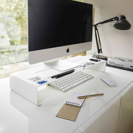 Minimalistisk skjermstativ i stål til hjemmekontor