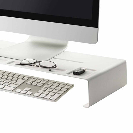 Skjermstativ med plass til tastatur under stativet. Detaljebilde.