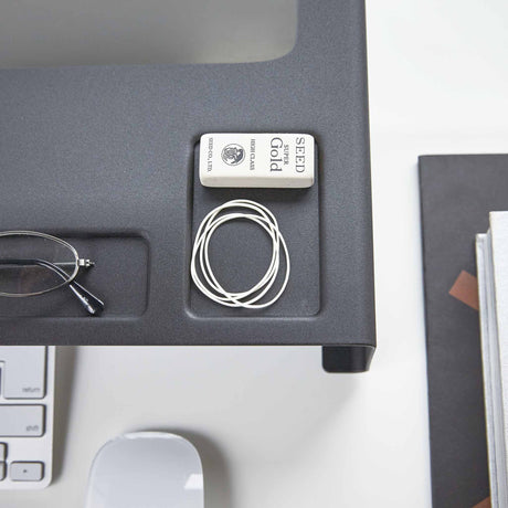 Minimalistisk sort skjermstativ til hjemmekontor