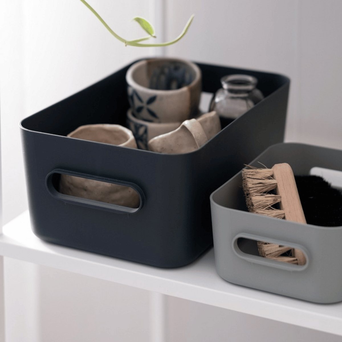 Koksgrå og grå SmartStore Comfort opbevaringskurver med keramik og rengøringsbørste på hylde