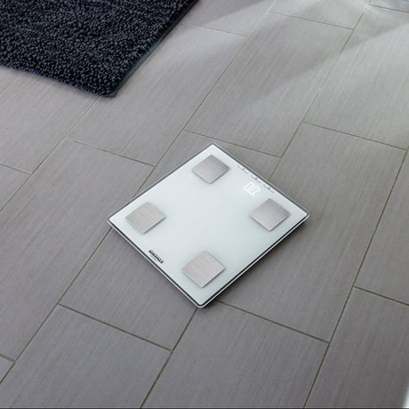 Moderne kroppsanalysevekt i hvitt design til badet
