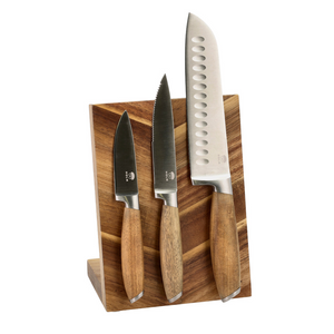 kjøkkenkniver festet på magnetisk knivblokk i naturtre