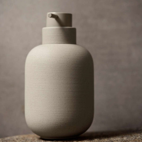 SENSU såpedispenser 0,3 liter plassert på baderomsvask